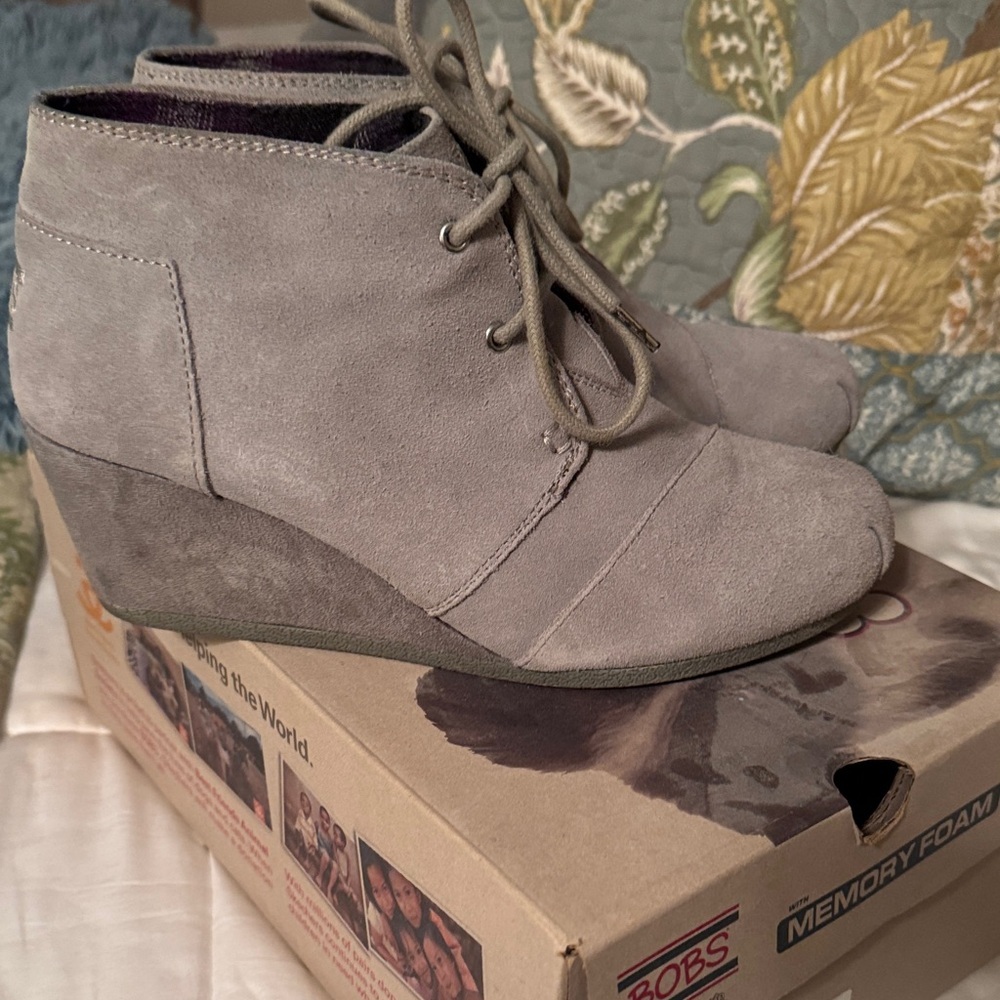 Bobs Skechers Women's Gray Suede Ankle Booties - Picture 4 of 5